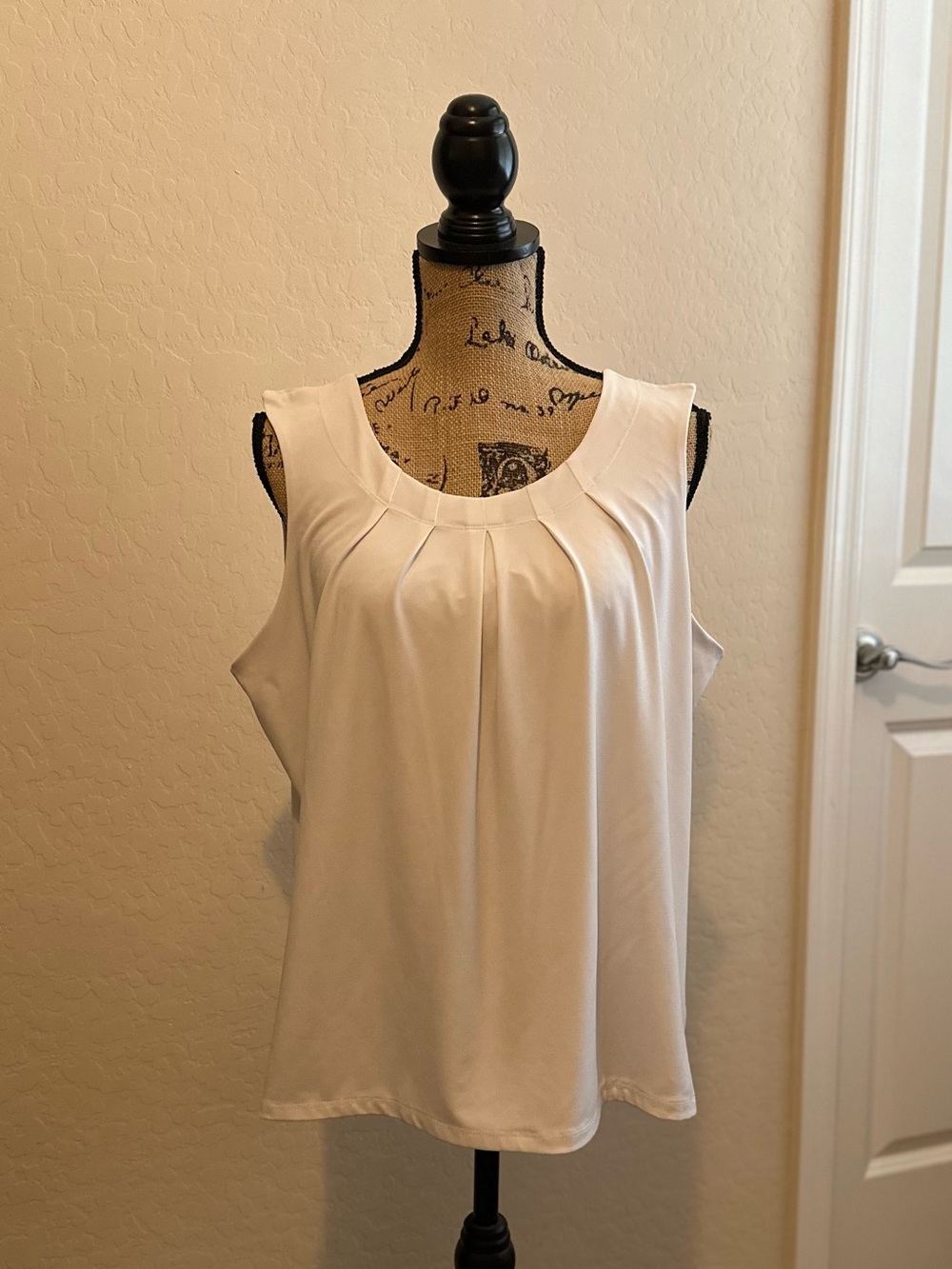 Kasper | White Sleeveless Pleated Scoop Neck Women's Top
